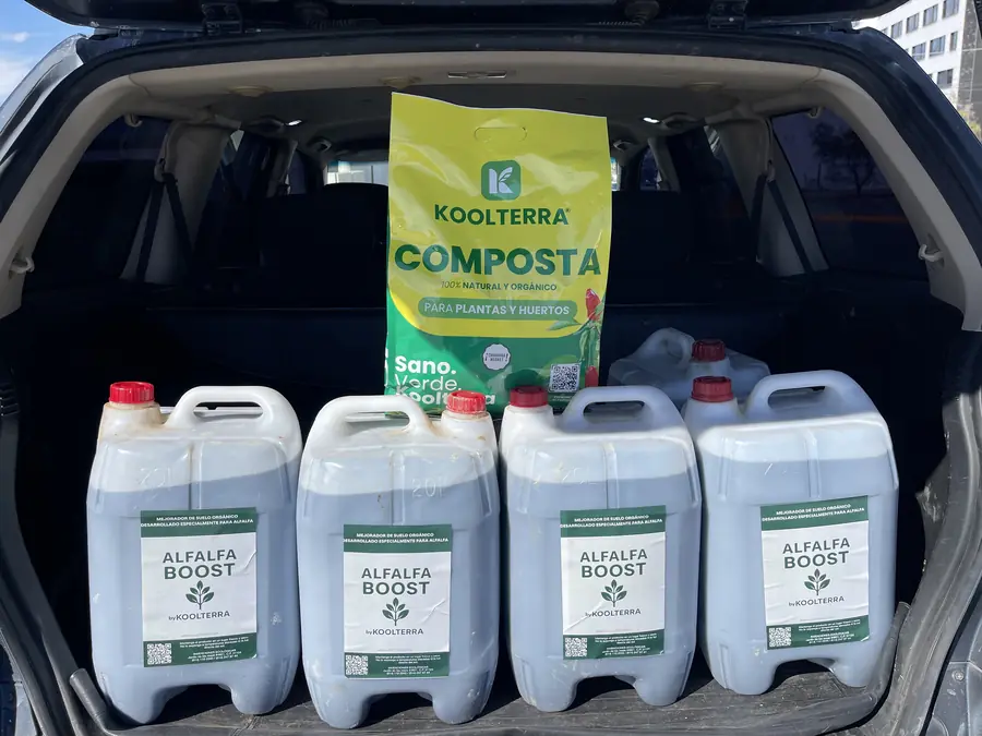 Garrafas de Alfalfa Boost listas para entrega a productores de alfalfa en Chihuahua