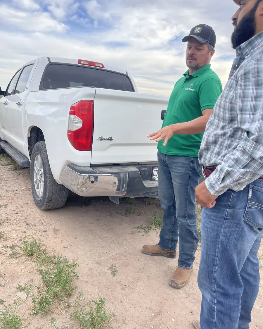 Asesoría de Koolterra a un productor en campo en Chihuahua