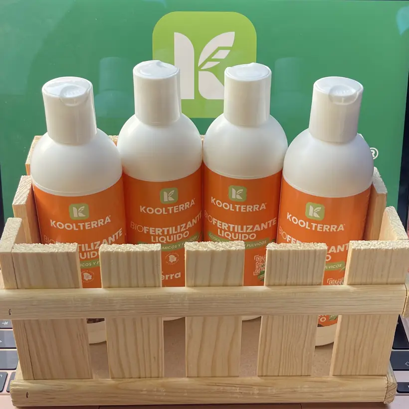 Mejorador de suelo Koolterra de 200 ml en exhibidor de vivero en Chihuahua