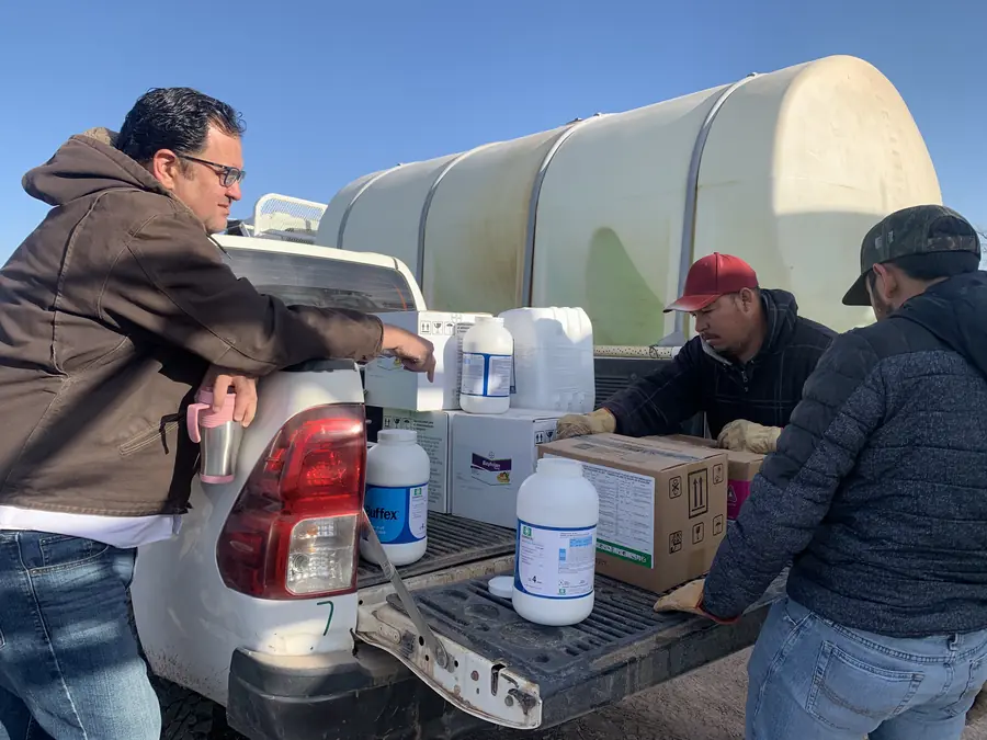 Carga de garrafas de mejorador de suelo Koolterra para aplicación en campo en Chihuahua