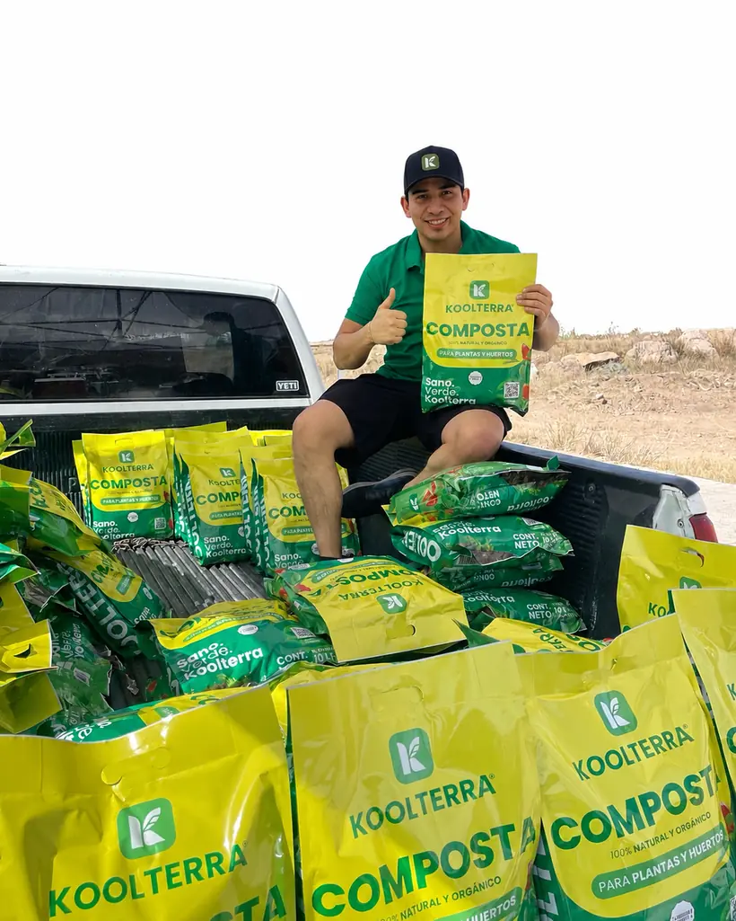 Bolsas de composta Koolterra en camioneta de reparto en la ciudad de Chihuahua
