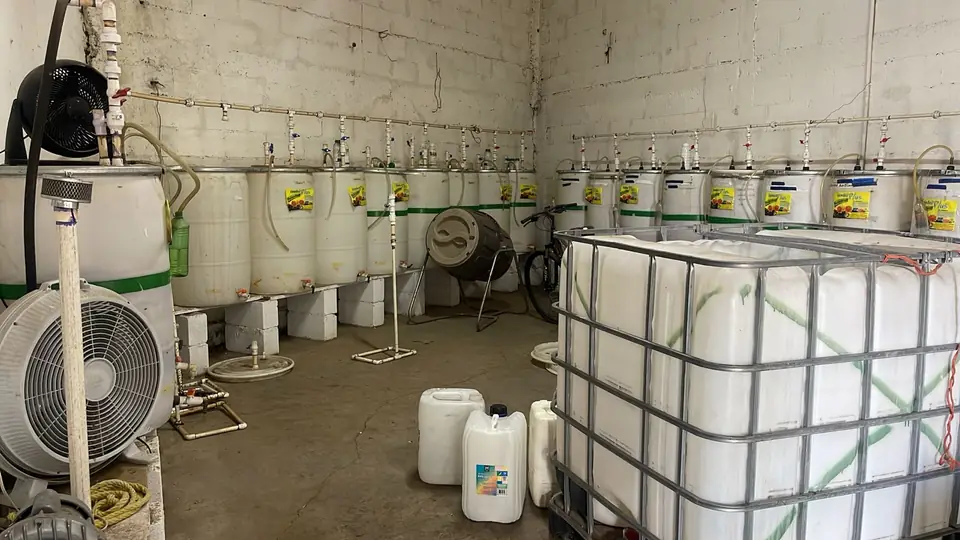 Tótem de mejorador de suelo líquido en la planta de Koolterra en Chihuahua