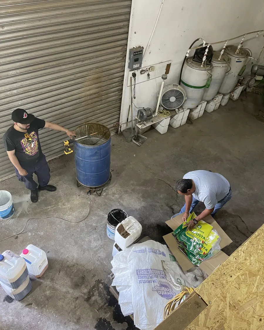 Preparación de mejorador líquido y bolsas de composta en la planta de Koolterra en Granjas Universitarias, Chihuahua