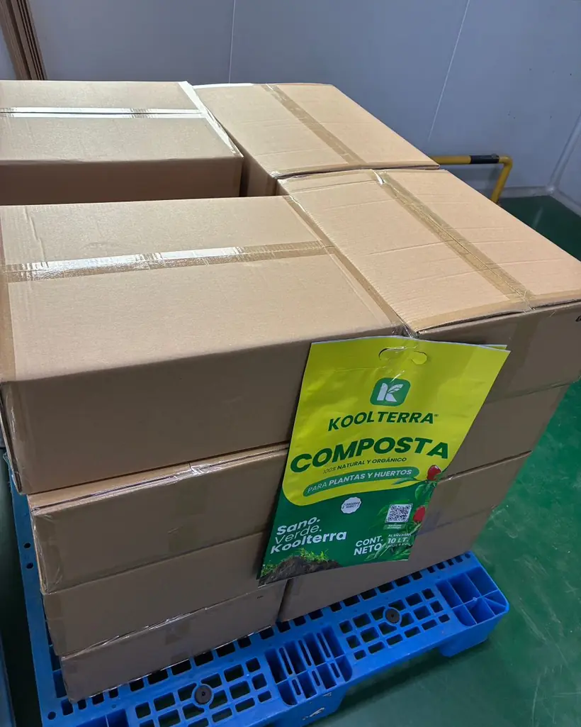 Tarimas de composta Koolterra listas para distribución a viveros en Chihuahua